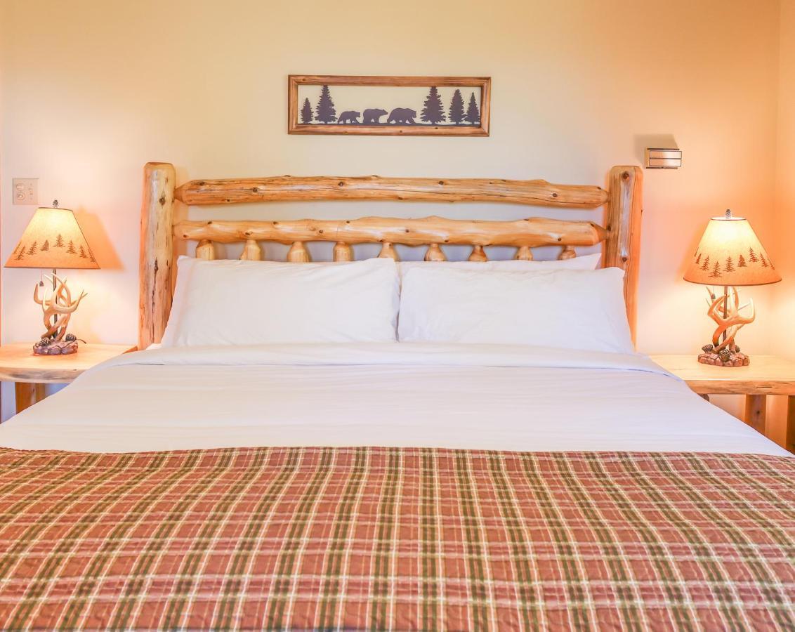 Outland Chalet & Suites Great Smoky Mountains Whittier Pokoj fotografie